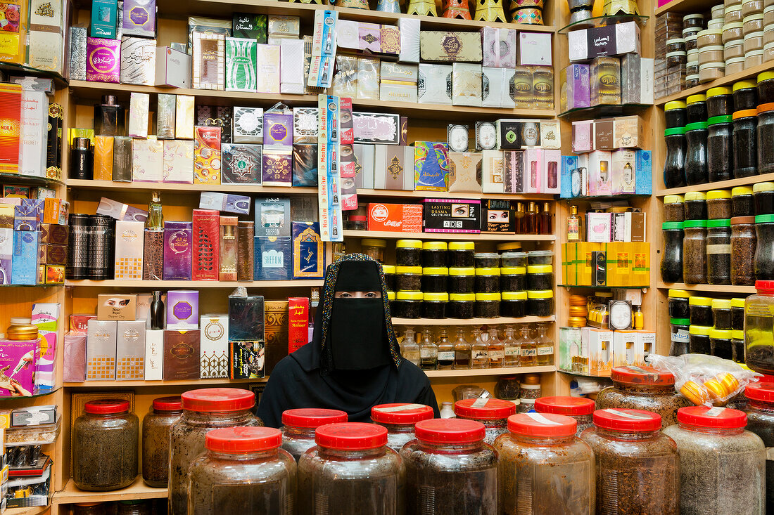 Frau in Burka, verkauft Düfte, , Parfüms, in Parfümerie, Oman