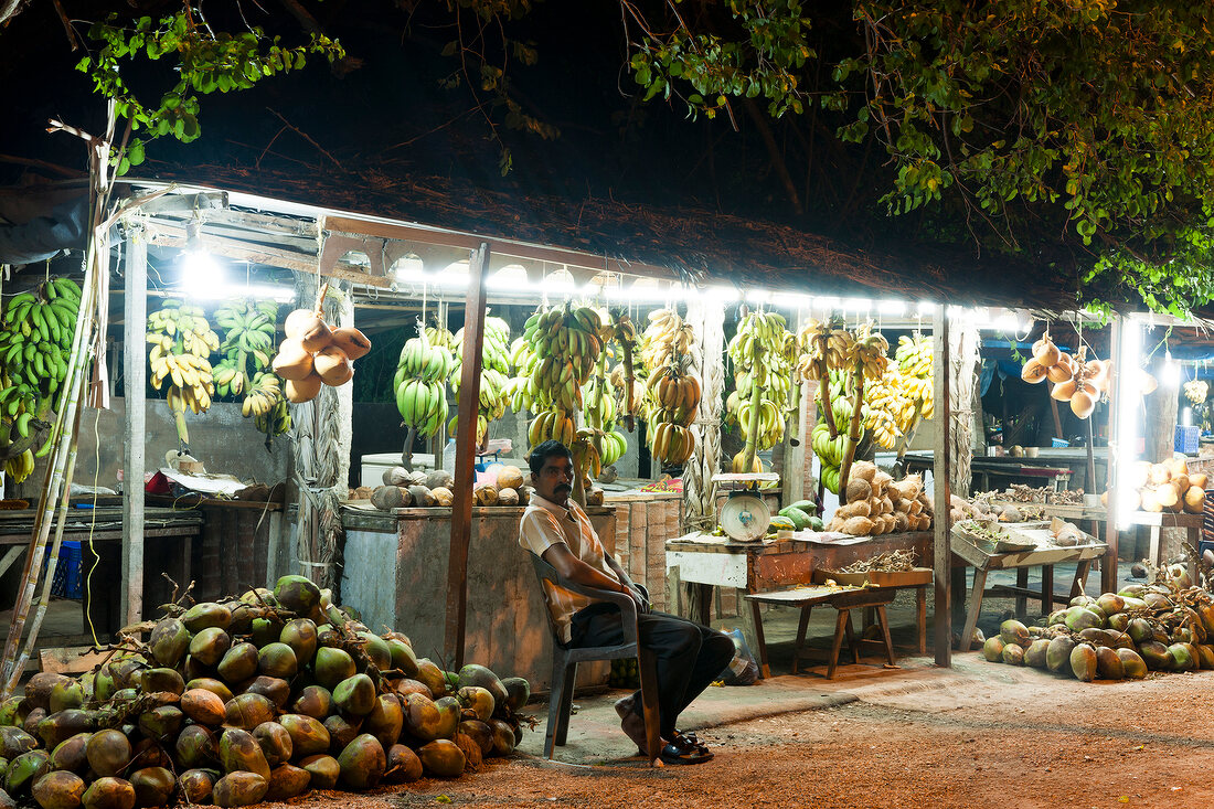 Obsthändler vor Obststand, Bananen, Verkauf, Oman, Dhofar, Salalah
