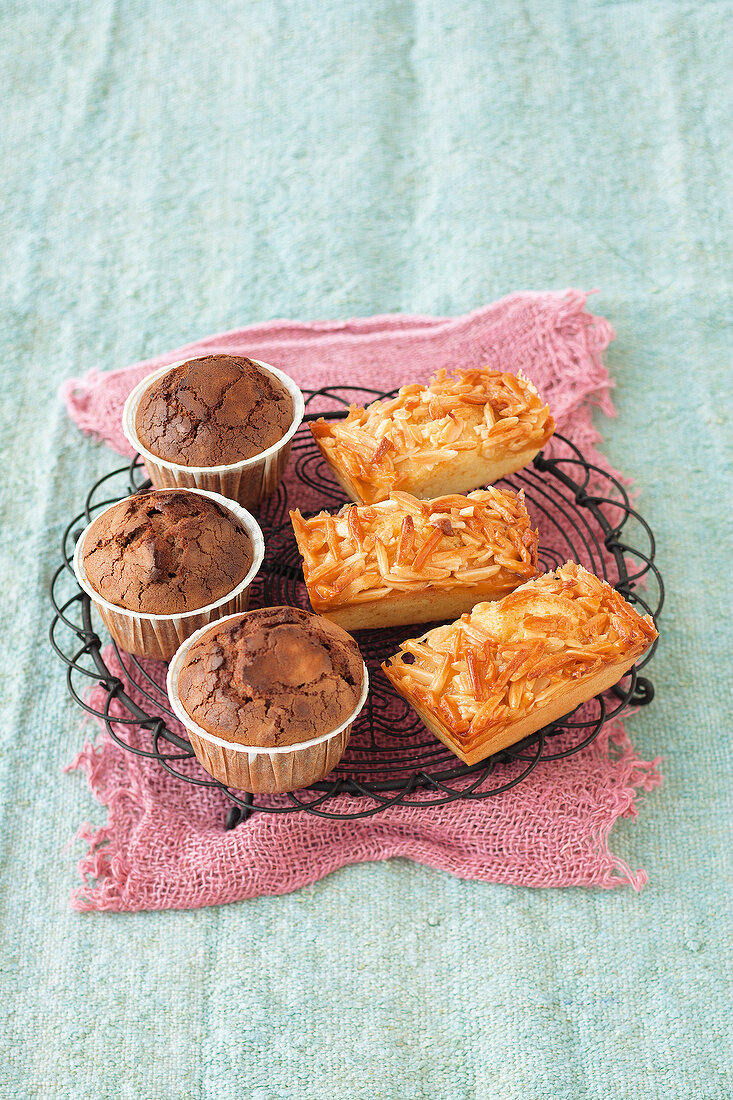 Mini-Kuchen, Browniekuchen und Mendelkuchen auf Kuchengitter