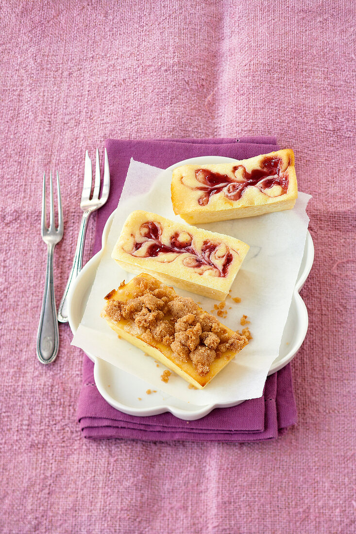 Cheesecakes in tray