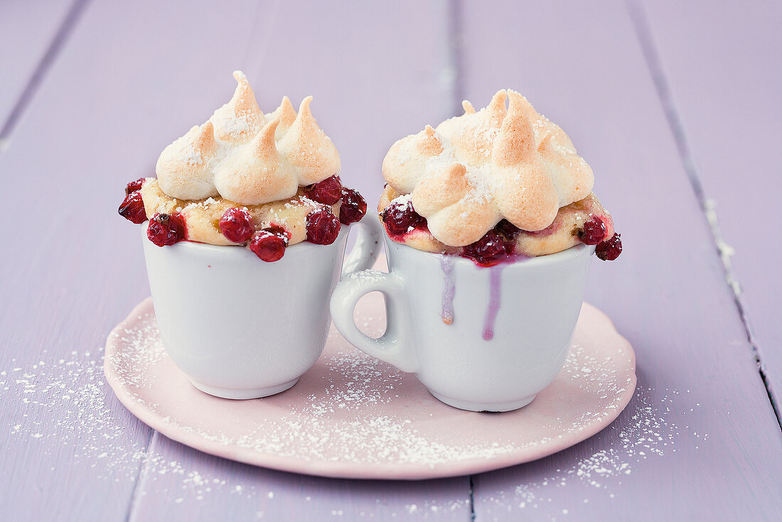 Currant cake with meringue in white cups