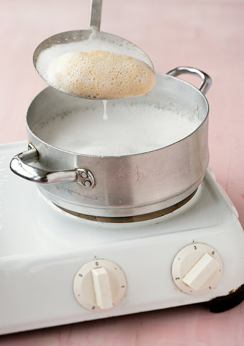 Mini-Kuchen, Brötchen in die Lauge tauchen, Step 2