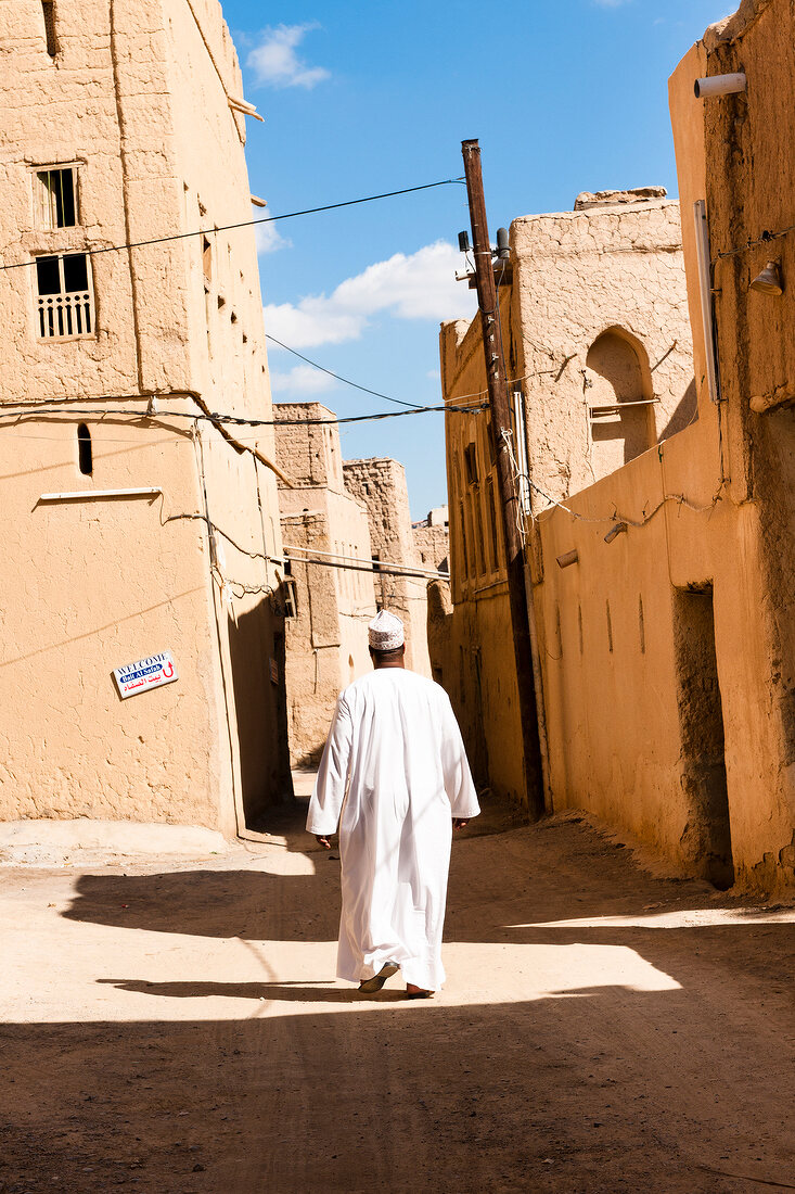 Oman, Al Hamra, alte Lehmstadt, Oase Omani, Mann, Gewand, traditionell