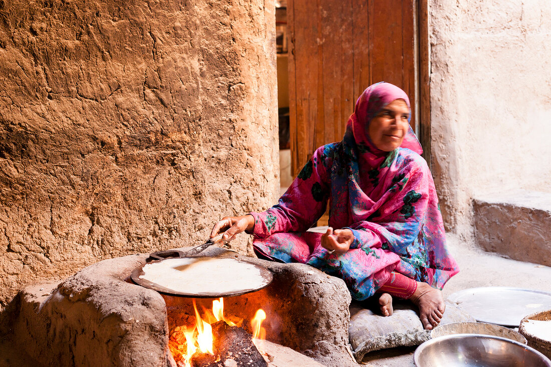 Oman, Al Hamra, Frau bäckt traditionelles Brot, backen,Omanerin