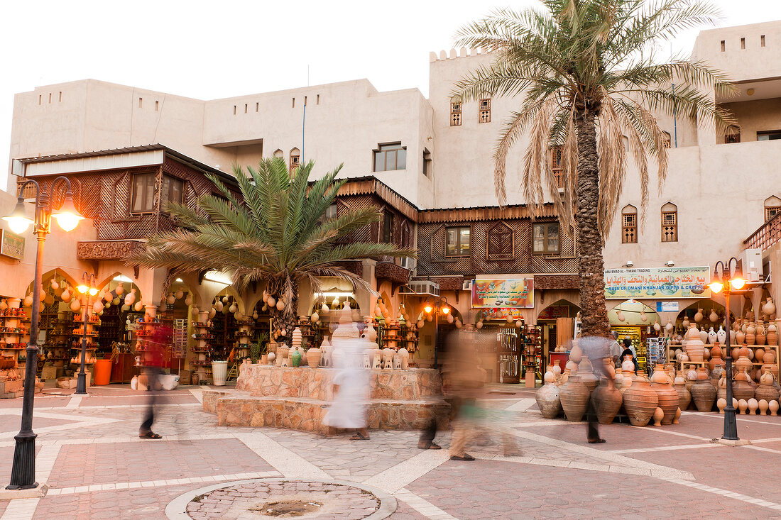 Oman, Nizwa, Bazar Läden, Gefäße,Tongefäße, Stadt