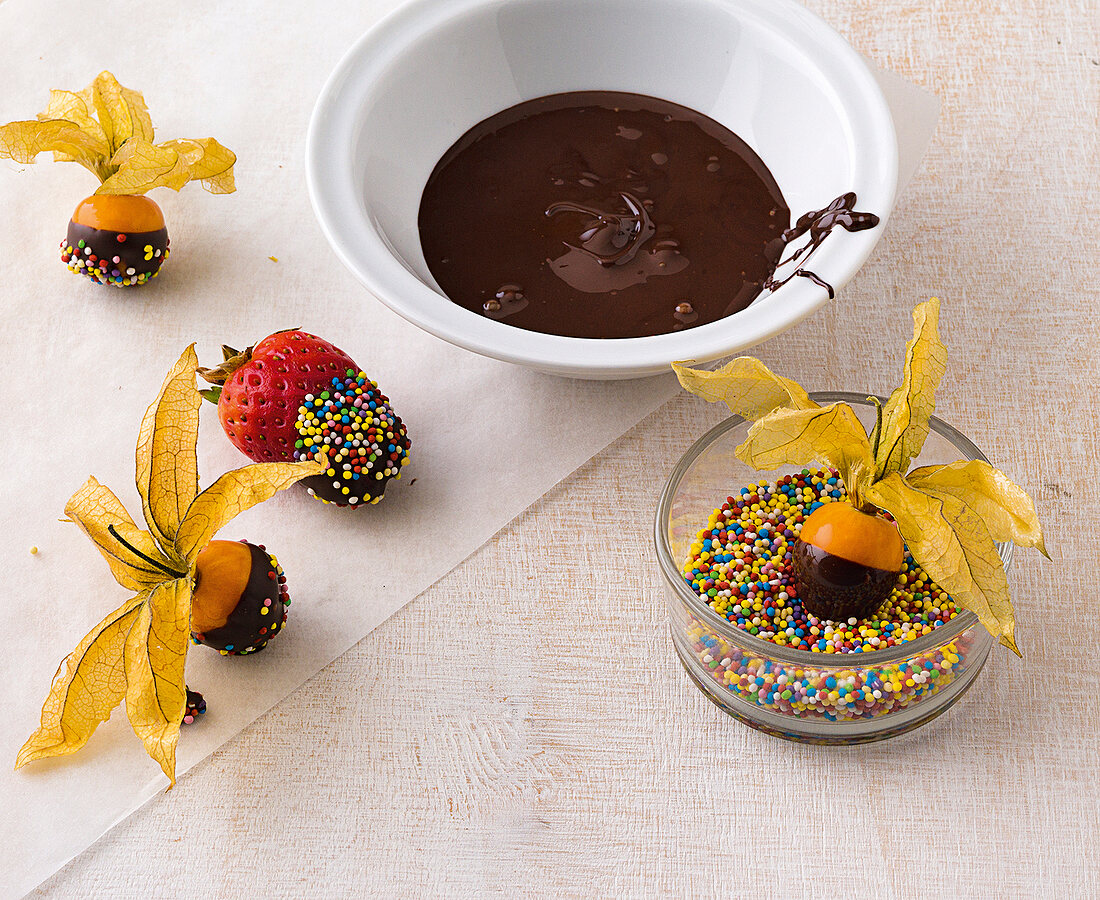Desserts, Früchte in Schokolade und Zucker wenden, Step