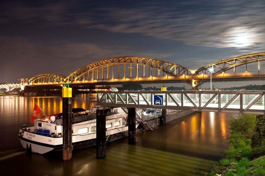 Köln, Rhein, Hohenzollernbrücke, Anleger, Schiff, bei Nacht