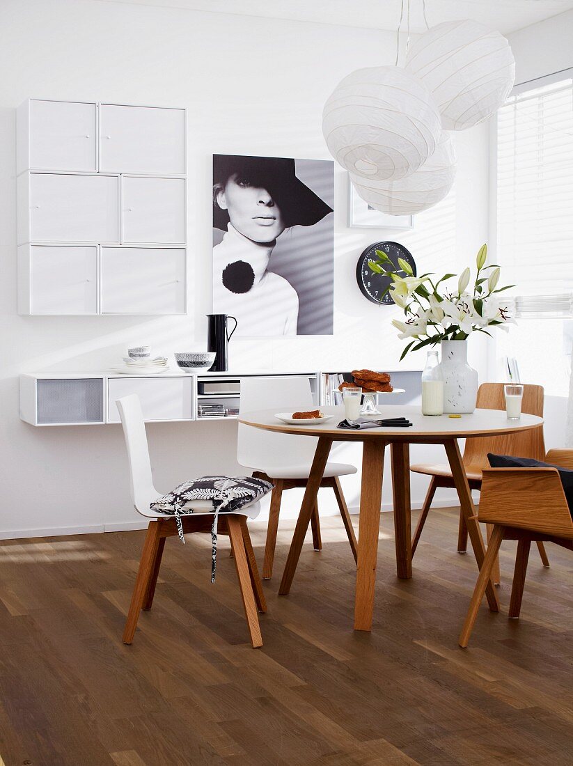 Interior with dining table & invisible hifi system integrated in wall-mounted shelving