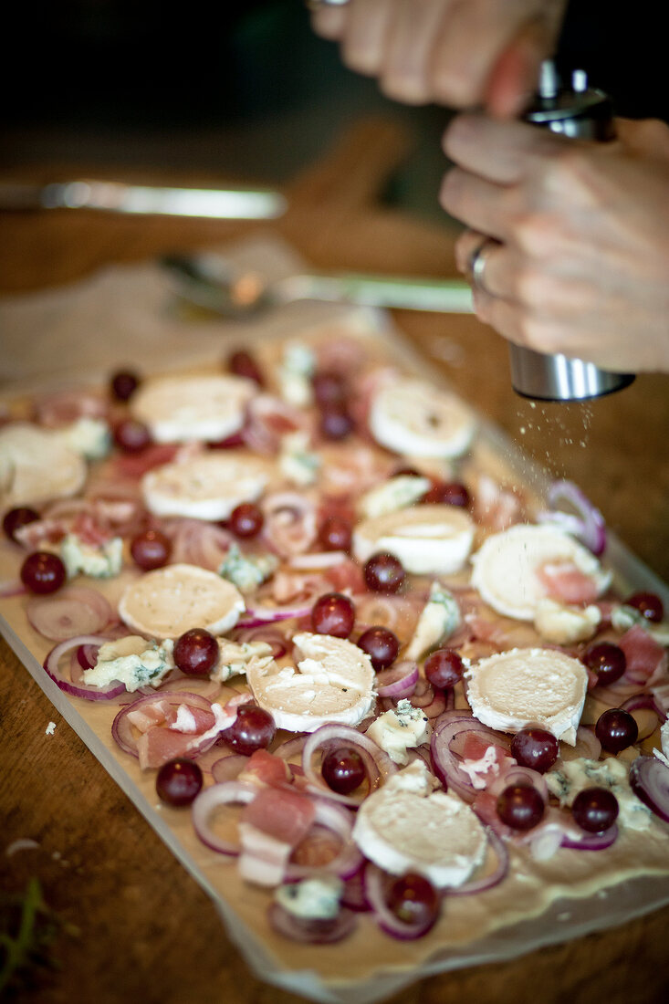 Flammkuchen mit Ziegenkäse, rote Zwiebeln, Weintrauben, salzen