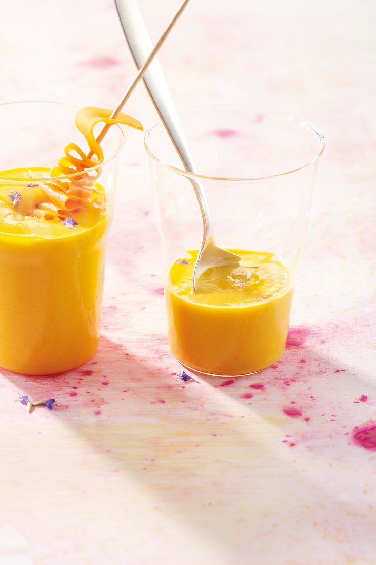 Karotten-Joghurt-Suppe mit Ysop-Blüten