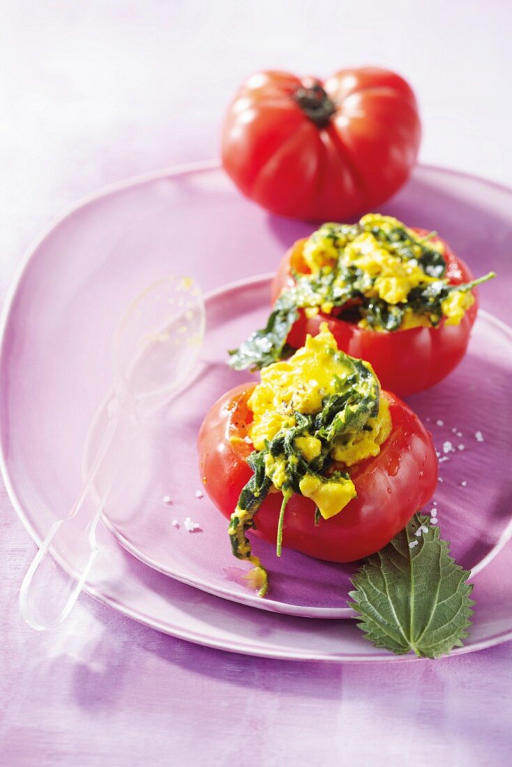 Vierländer Krause tomatoes filled with stinging nettle scrambled eggs