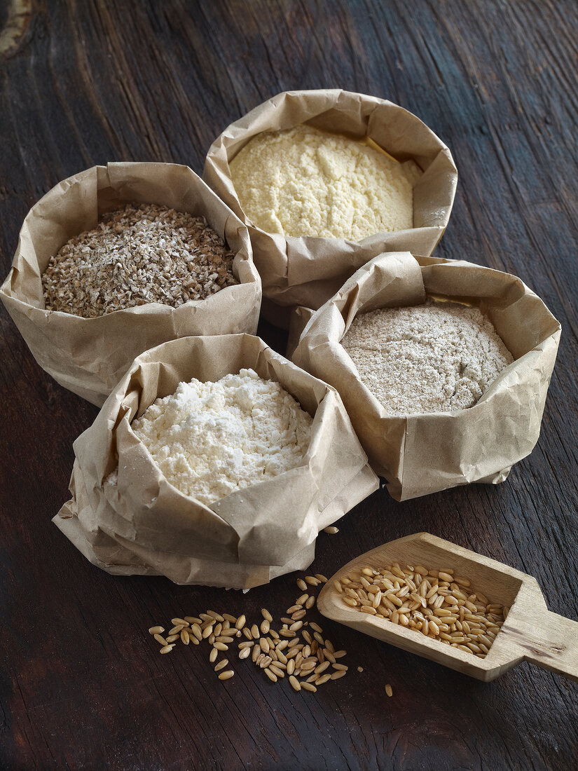 Brot, Papiersäckchen mit Mehl, Schaufel mit Körner, Schrot