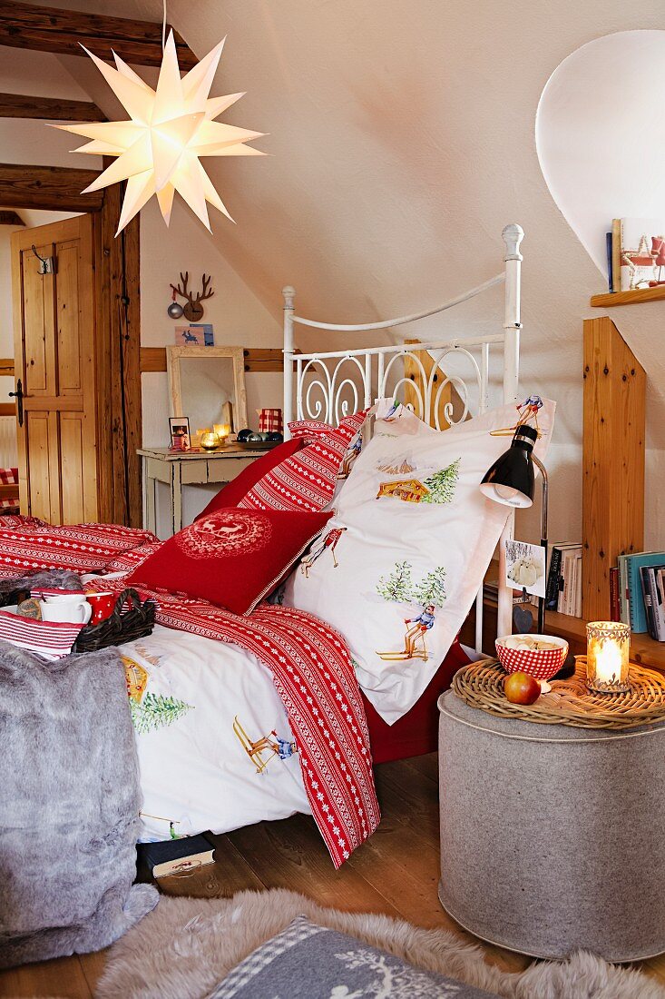 Schmiedeeisernes Bett im weihnachtlich dekorierten Schlafzimmerl