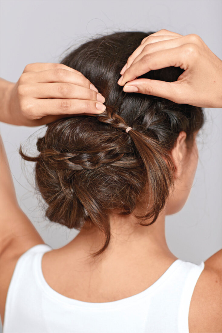 Hochsteck-Frisur, Frau, brünett, ,geflochtene Haare drapieren, Step 3