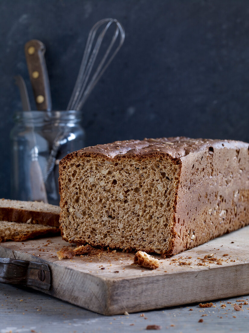 Brot, Dinkelvollkornbrot, angeschnitten, Holzbrett