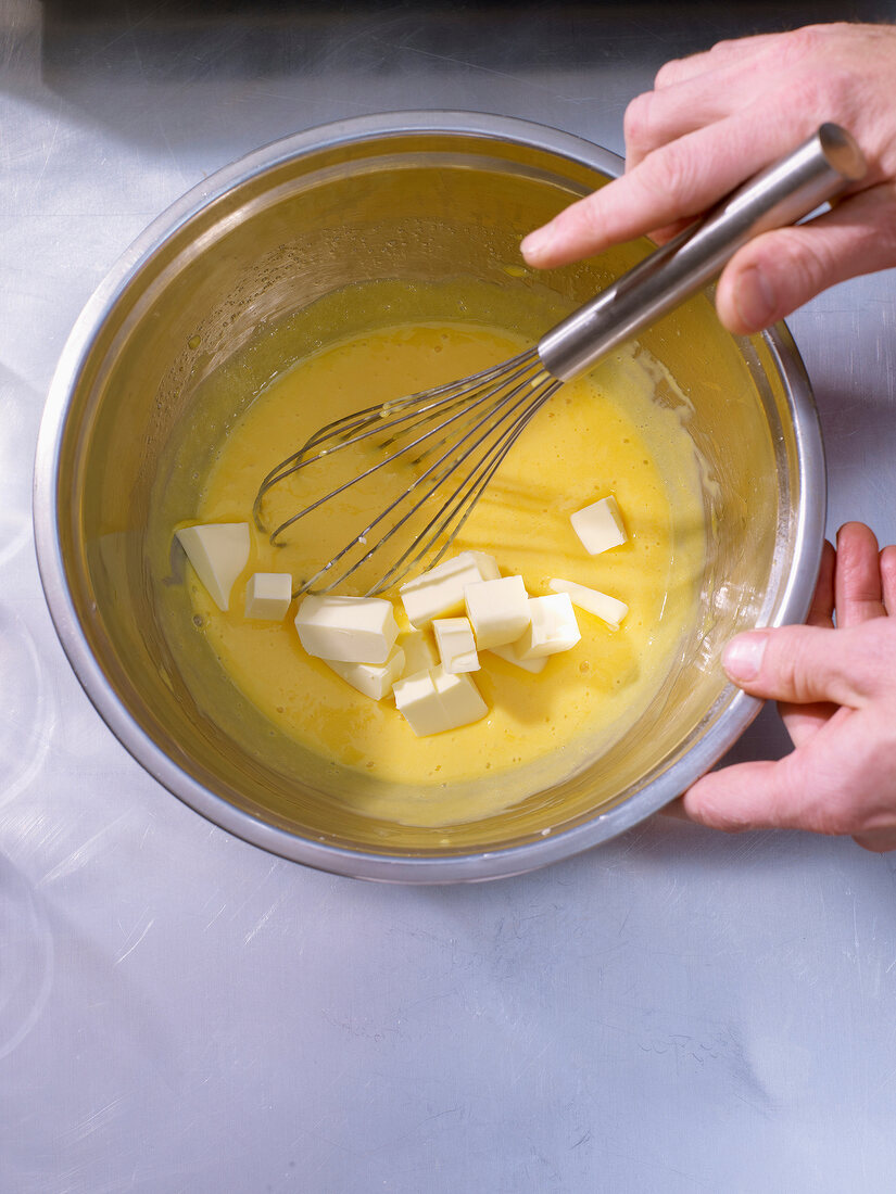 Passionsfruchtcreme mit Orangensalat Step 4, Butter, Gelatine einrühren