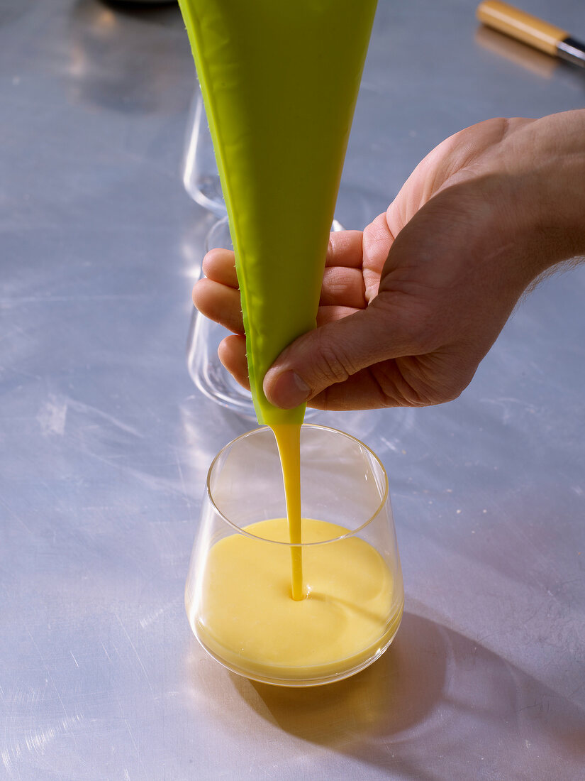 Passionsfruchtcreme mit Orangensalat Step 7, Creme in Gläser füllen