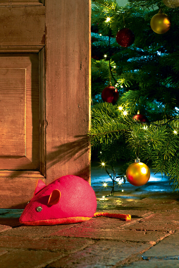 Türstopper in Gestalt einer Maus, Filzmaus, Tür, Weihnachtsbaum