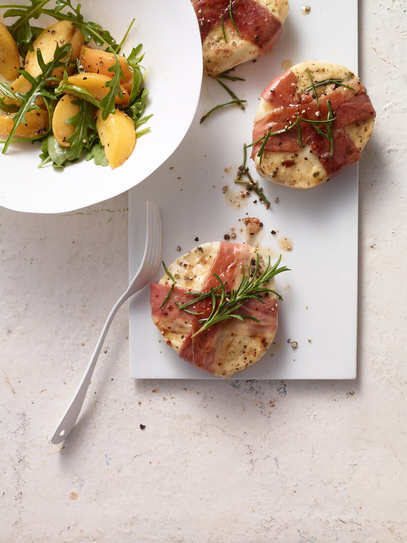 Mozzarella-Schinken-Päckchen mit Rucola-Pfirsich-Salat