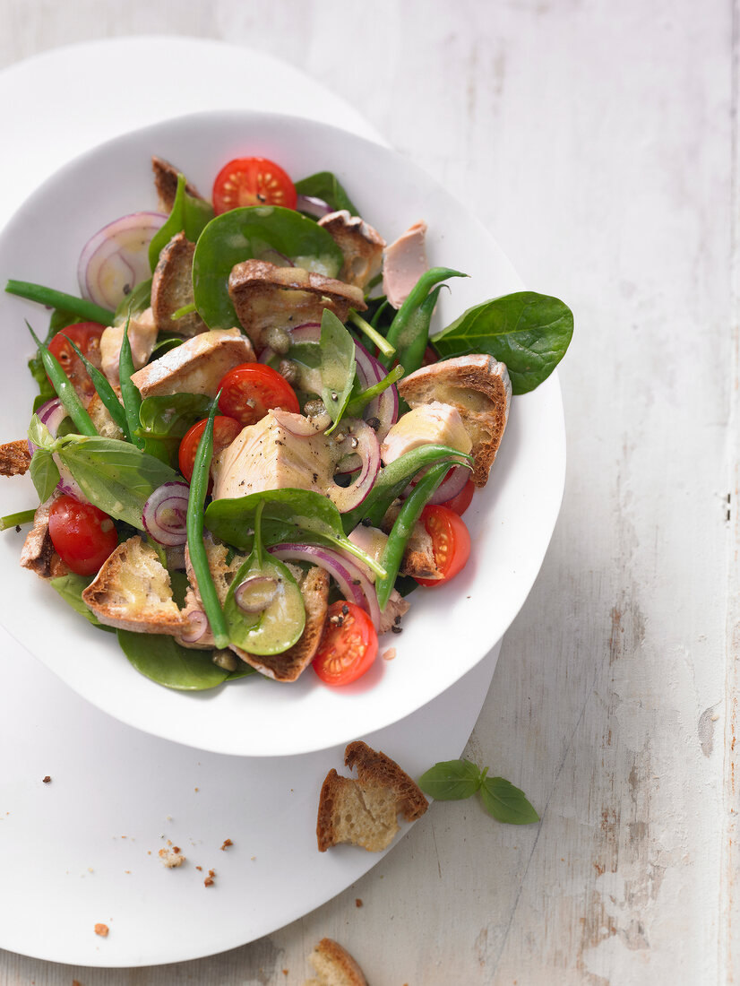 Bowl of ciabatta salad with tomatoes, tuna and green beans