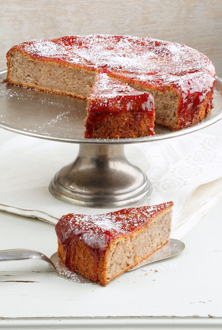 Maronenkuchen mit Haselnüssen und Johannisbeergelee