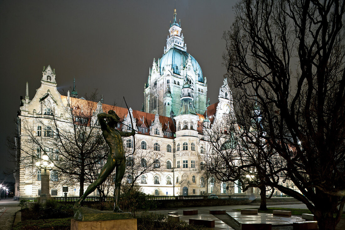 Hannover, Neues Rathaus, Trammplatz, Statue, Bronzene Bogenschütze
