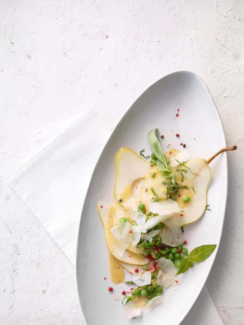 Birnen-Pecorino-Carpaccio mit Zitronen-Erbsen-Vinaigrette