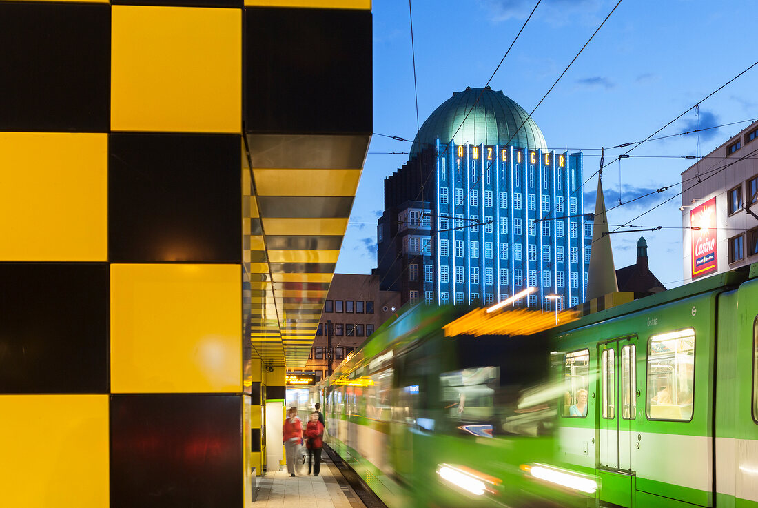 Hannover, Steintor-Platz, Anzeiger Hochhaus, Busstops