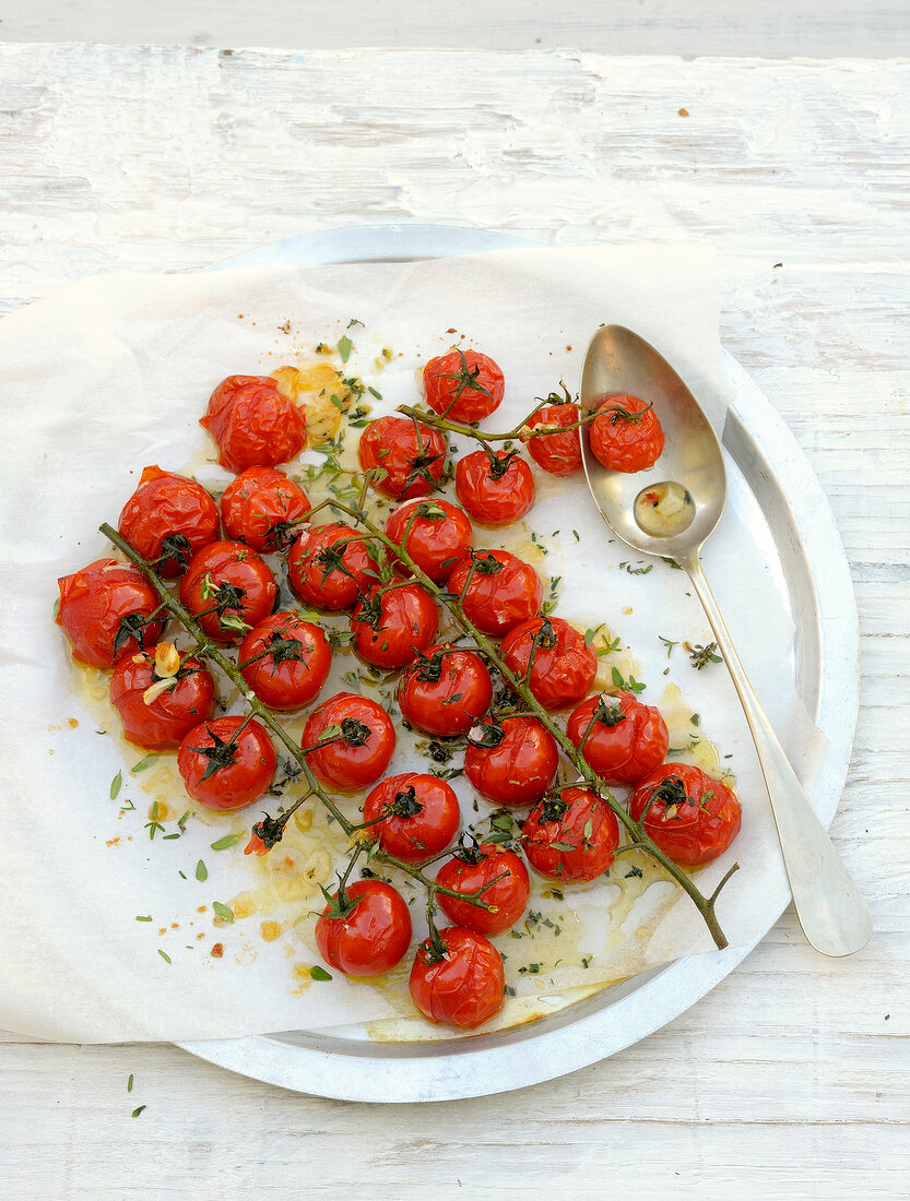Roasted tomatoes on plate