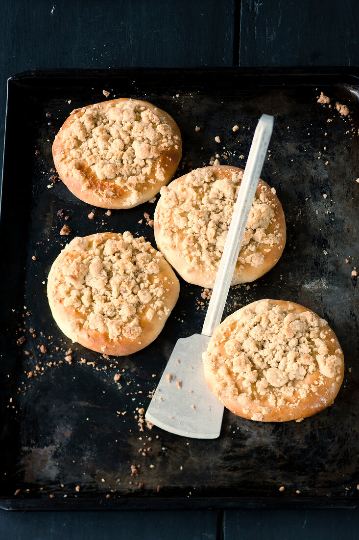 Streuseltaler with spatula