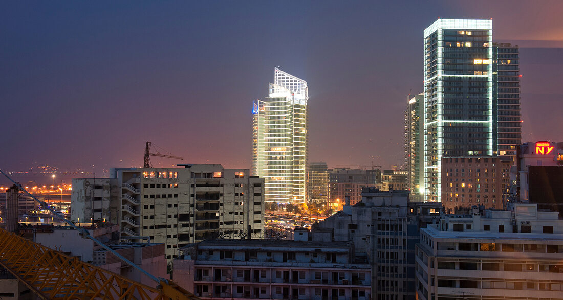 Beirut, Four Seasons Hotel im Hintergrund Mitte, nachts
