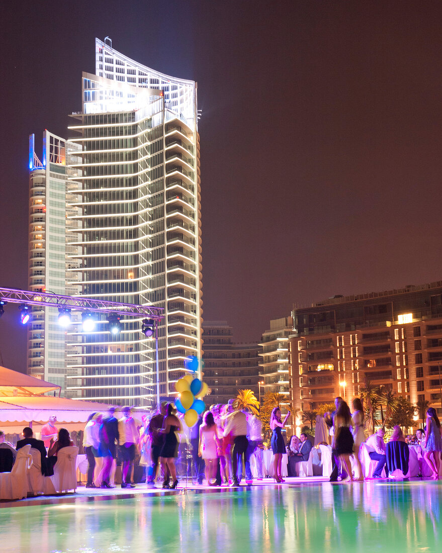 Beirut, Four Seasons Hotel im Hintergrund, Vordergrund Pool