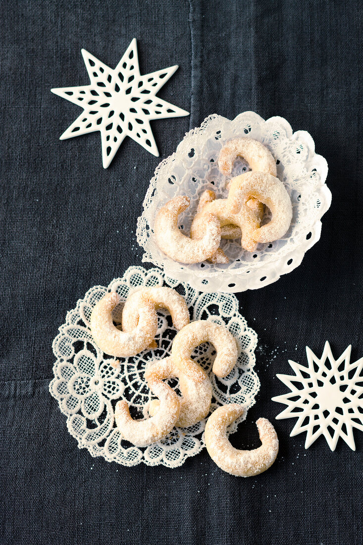 Vanilla crescents in decorated bowls