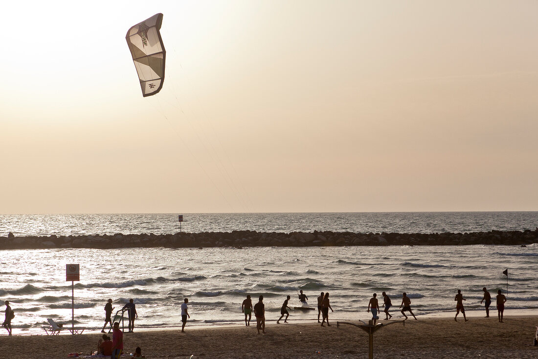 Israel, Tel Aviv, Mittelmeer, Strand Urlauber, Abendsonne, Kitesurfer