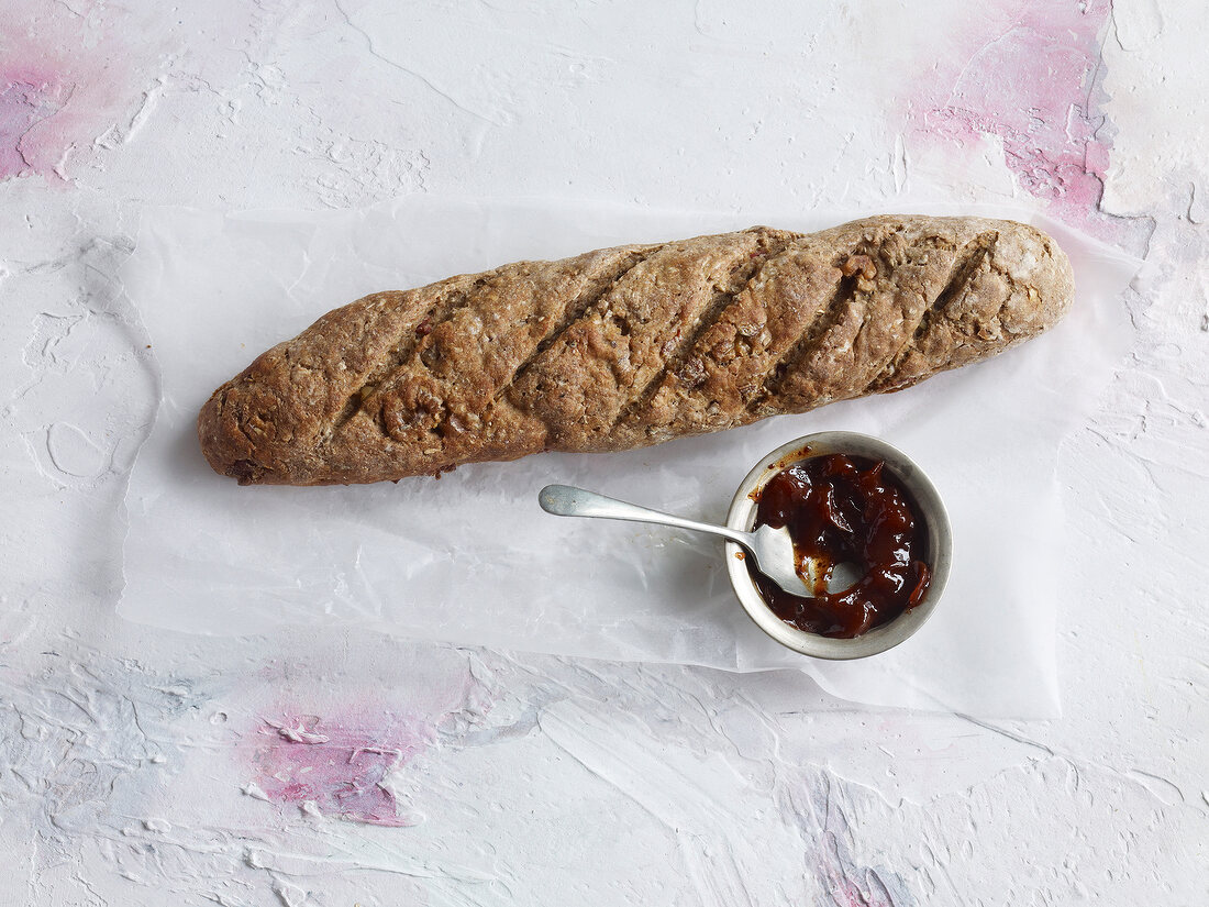 Brot, Salamistange mit Walnüssen, Marmelade