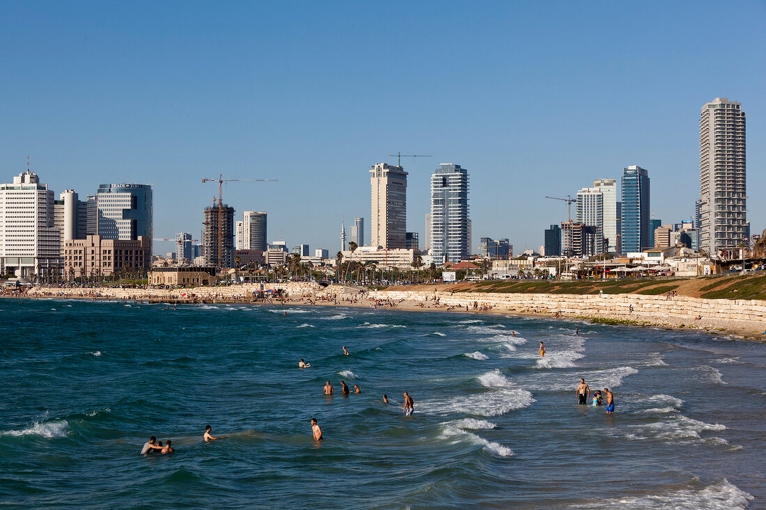Israel, Tel Aviv, Mittelmeer, Strand Hochhäuser, Touristen baden
