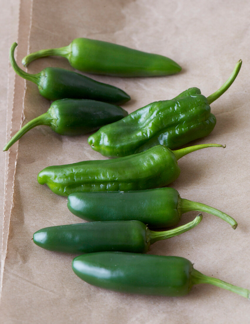 Slow Cooking, milde, grüne Chilis, Chilischoten, Jalapeños