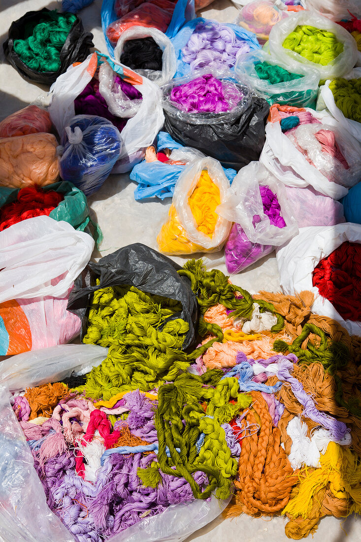 Israel, Wüste Negev, Be'er Scheva, Beduinenmarkt, Wolle, Tüten