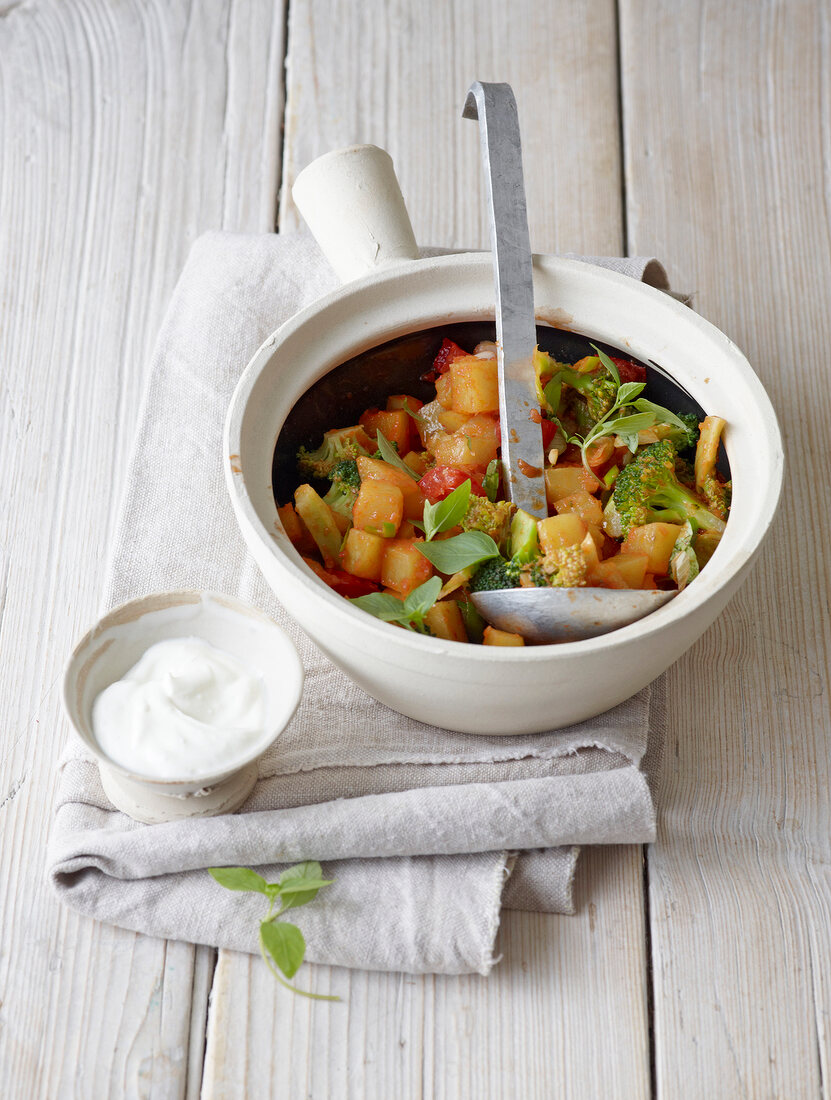 Brat potato curry with broccoli in pot