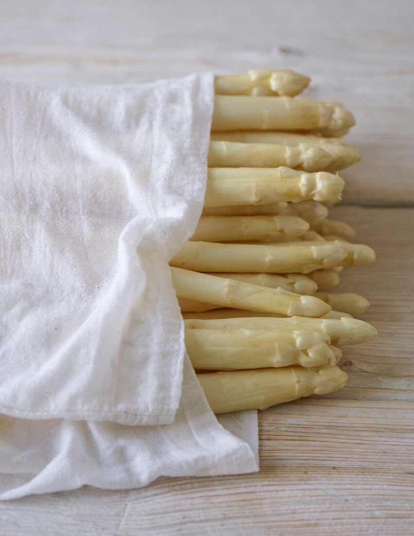 Slow Cooking, weißer Spargel, eingewickelt in einem Tuch