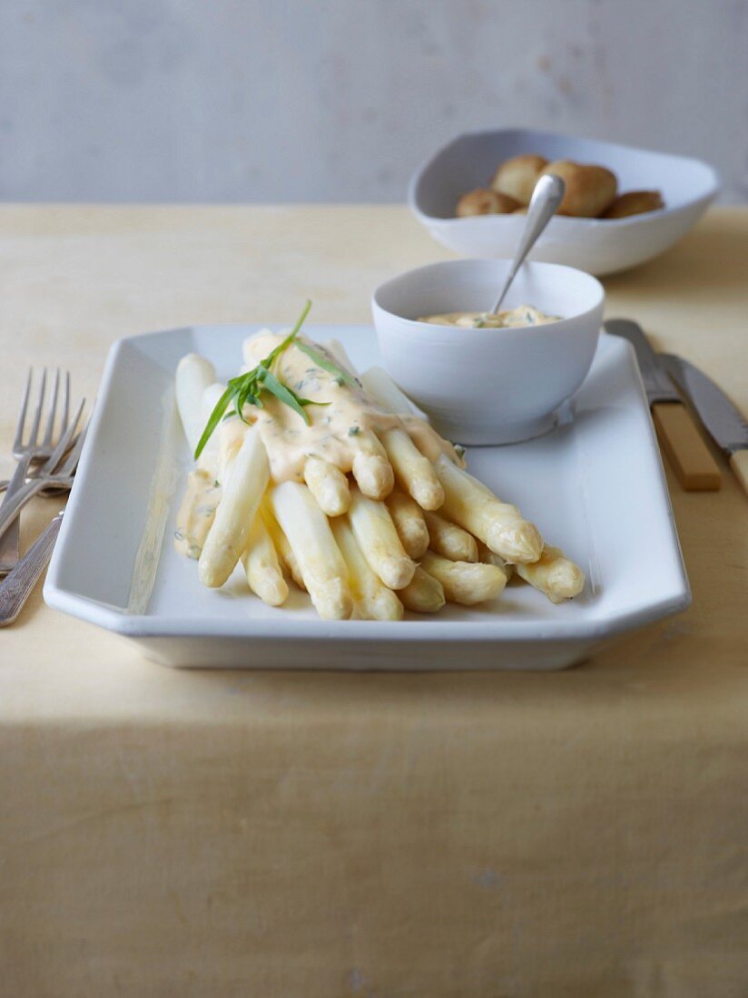White asparagus with potatoes and Bearnaise sauce