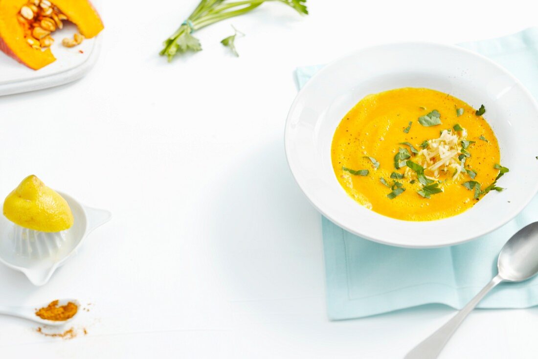 Pumpkin soup with apples and curry