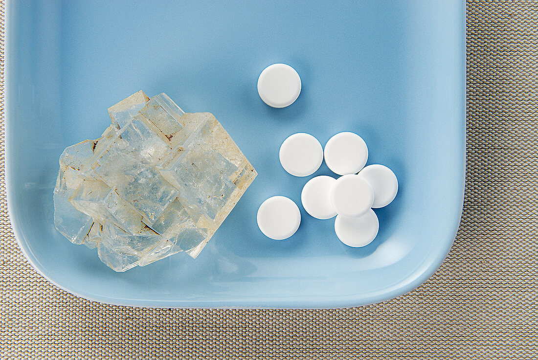 Schüßler-Salze, Tabletten und Kristall in einer Porzellanschale