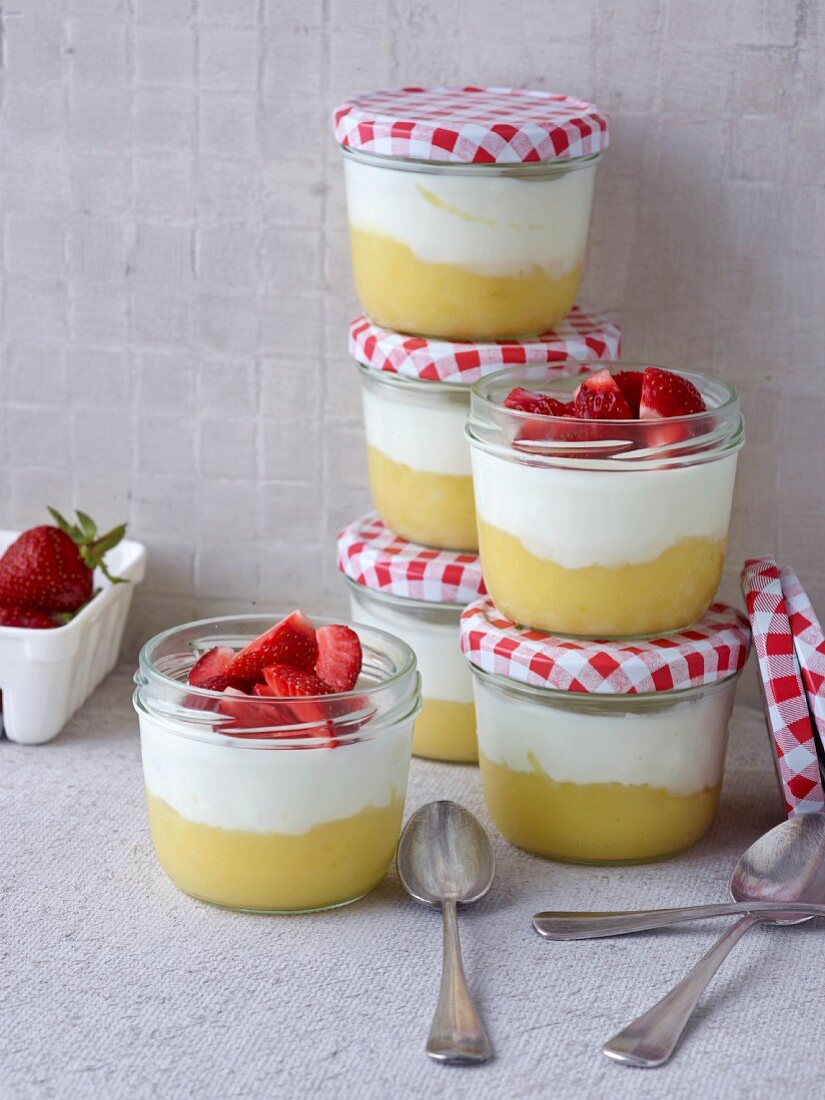 Slow cooking: jars of lemon yogurt with strawberries