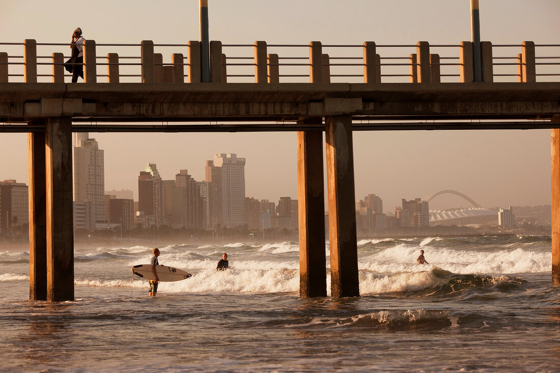Südafrika, Blick auf Durban, Strand, Meer, Pier, Anleger, Steg, Surfer