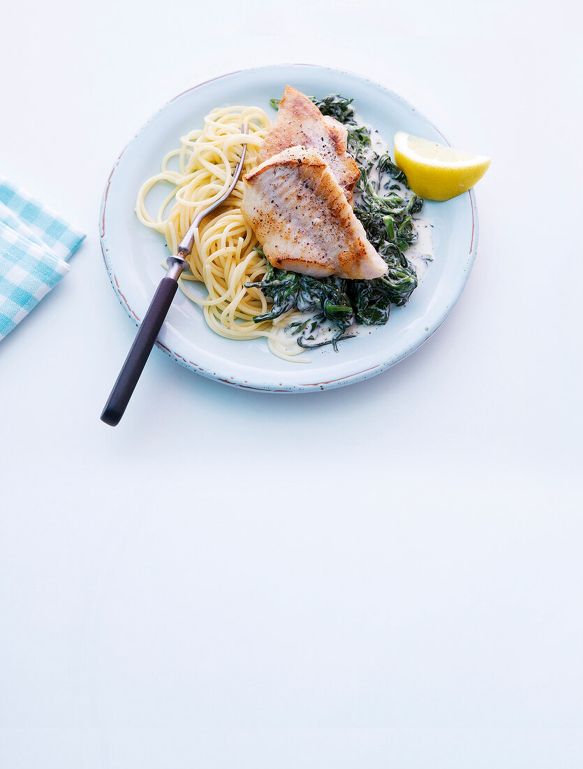 Abnehmen, Rotbarsch auf Spinat mit Spaghetti