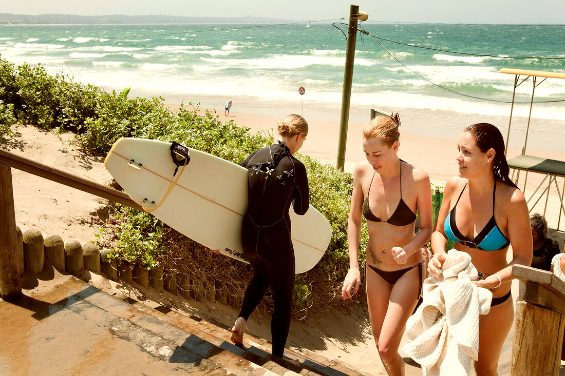 Südafrika, Durban, Strand, Surfer, Meer, Frauen im Bikini