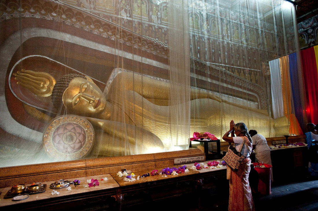 Sri Lanka, Colombo, liegender Buddha Tempel, Einheimische beten