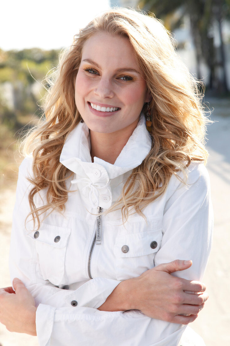 blonde Frau in weißer Jacke mit Stehkragen, Herbsttitel