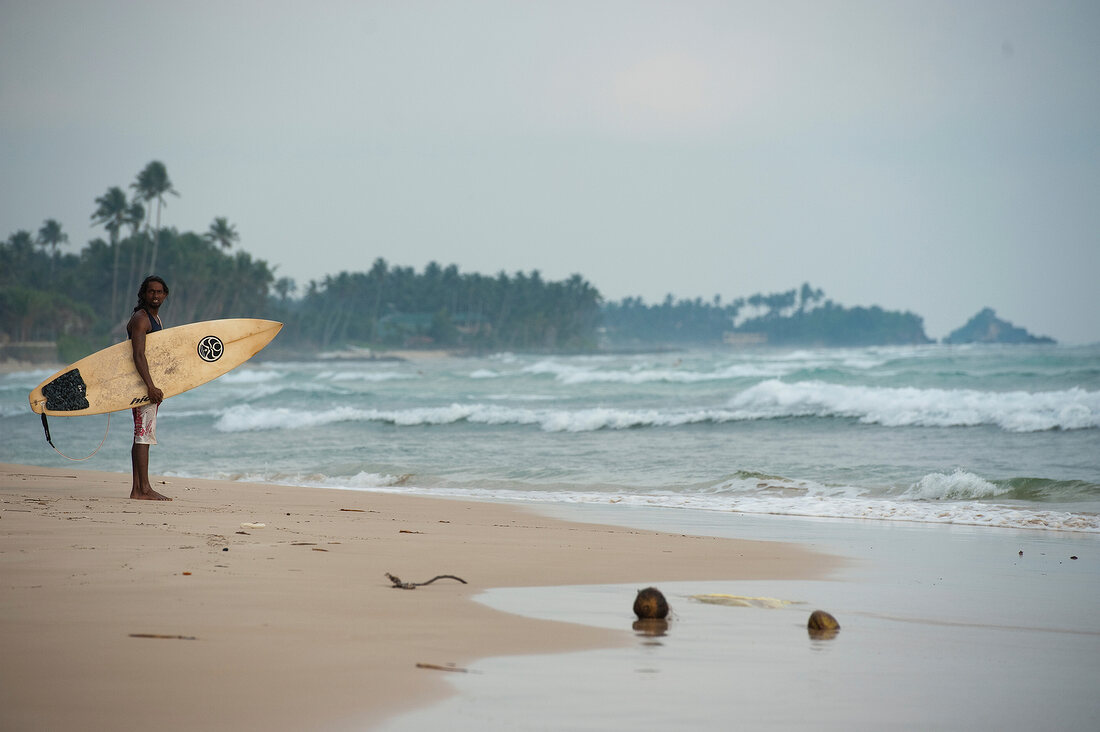Sri Lanka, Weligama, Indischer Ozean Strand, Surfer, Surfbrett, windig